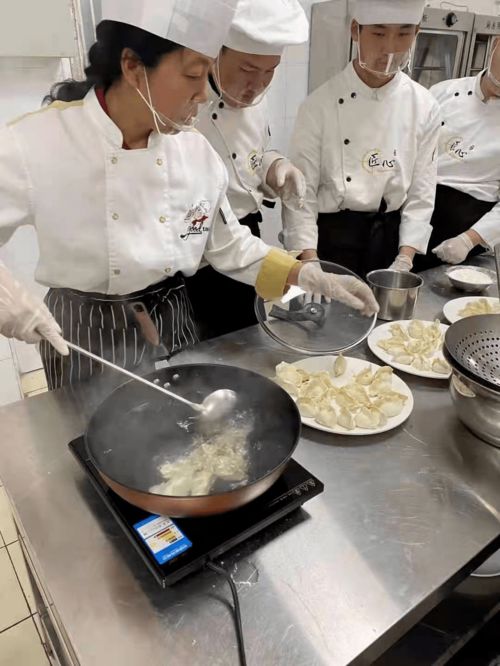 傳統美食進印尼 東麗區職業教育中心學校與印尼東爪哇省波諾羅戈第二職業學校聯合進行 一帶一路 國際化網絡課程活動